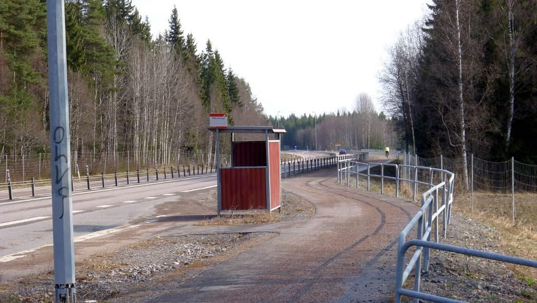 Cykelbanan är separerad från stora vägen med ett vajerräcke. Cykelvägen är belagd med asfalt och är 2,5 m bred.