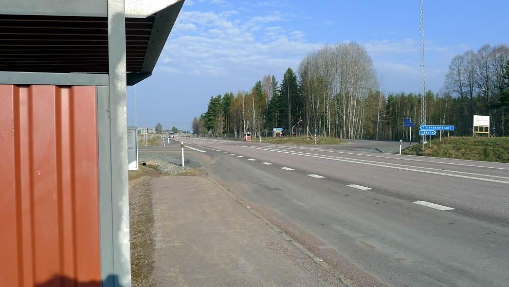 Figur 25: Fyrvägskorsning väg 70/väg 679, mellan Säter och Hedemora, busshållplats Tjärnan. April 2011.