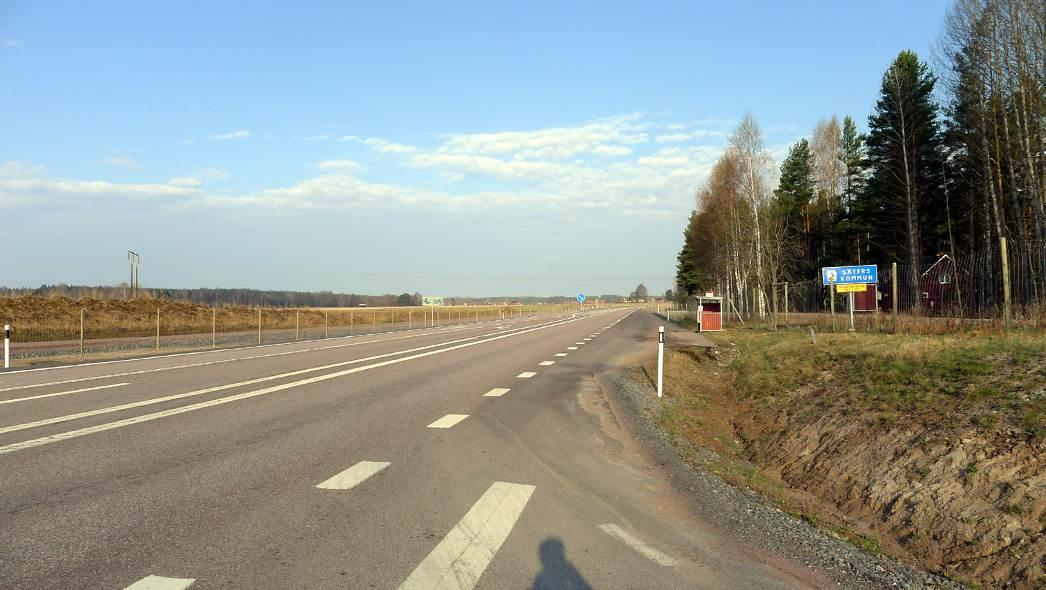 oskyddade trafikanter här. Som lägst måste tre körfält och en mittremsa passeras när man korsar vägen.