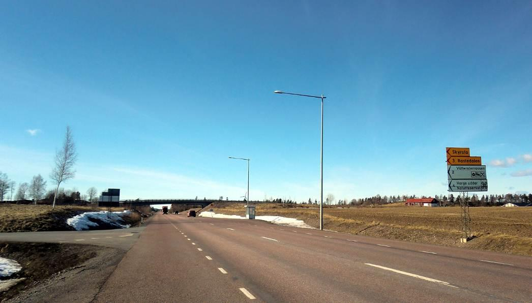 4.3 Platsstudier, exempel från region Öst 4.3.1 Väg 50 mellan Gärdshyttan och väg 49, Askersunds kommun Väg 50 mellan byn Gärdshyttan och vägkorsningen väg 50/väg 49 mellan Motala och Askersund är en bred landsväg utan mitträcke.