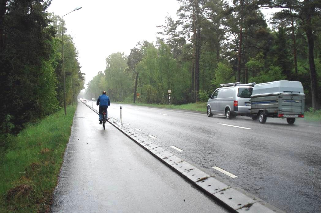 4.3.5.3 Oskyddade trafikanter Cykel- och gångtrafik förekommer på vägens båda sidor, vilket gör att man tycker att vägrenens bredd på ca 1,2 meter är tillräcklig.