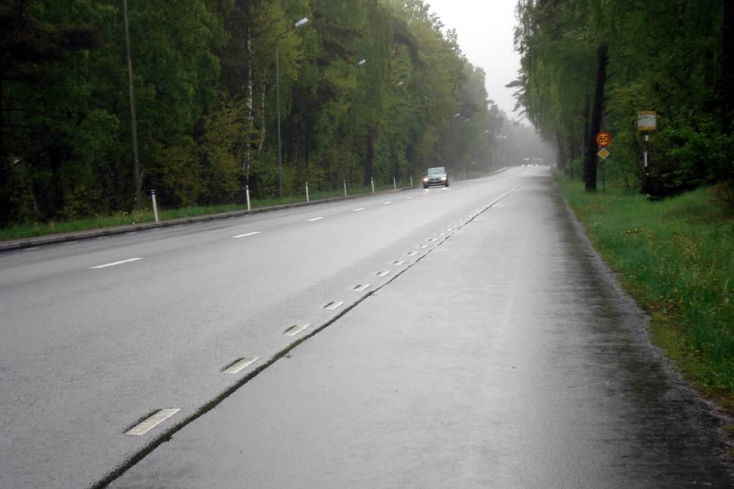 Väg 9 mellan Ystad och Nybrostrand är en vanlig tvåfältsväg på 13 meter, där det på den ena (södra) sidan finns en bred vägren på 2,8 meter och på den andra (norra) sidan en smal vägren på 30