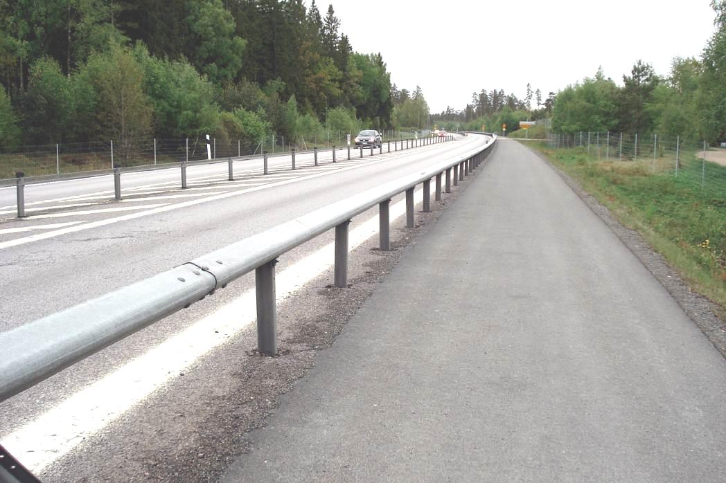 Hastighetsgränsen på väg 11 är 100 km/h. I den aktuella korsningen är hastighetsgränsen nedsatt till 80 km/h.