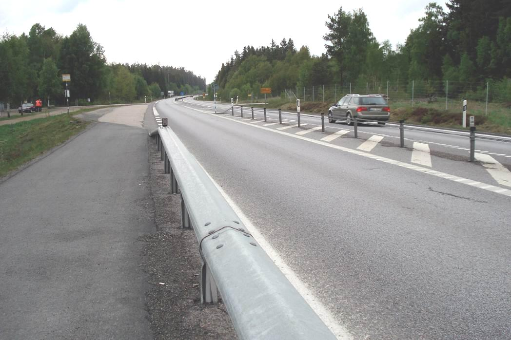 Figur 42: Cykelbanan vid väg 23 norr om Osby tar slut och fortsätter på andra sidan av vägen. Maj 2011. (Foto: Jutta Pauna, Ramböll Sverige AB) 4.4.3.2 Gång- och cykelbana längs med väg 23 Gång- och cykelbanan är separerad från vägen med hjälp av ett sidoräcke.