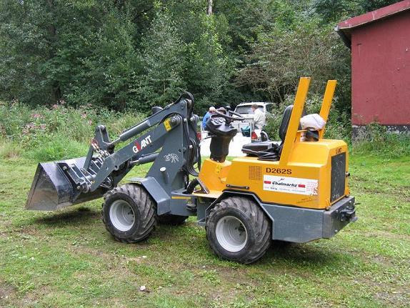 Vid arbetet användes förutom handkraft två fordon; en sexhjulig terrängmotorcykel med släp (figur 1) samt en liten lastmaskin (figur 2).