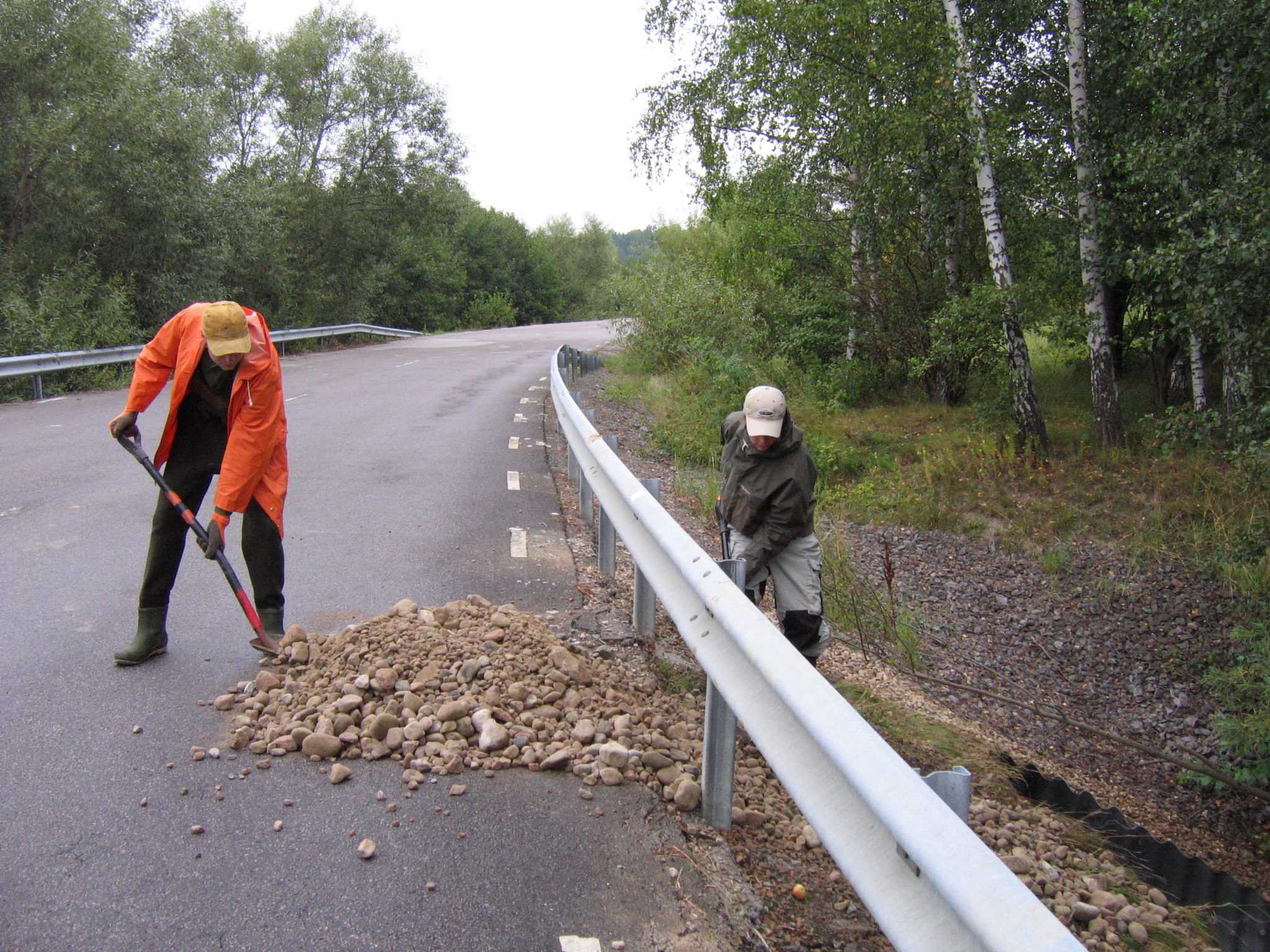 Grus kördes från depån till vägbron med den lilla