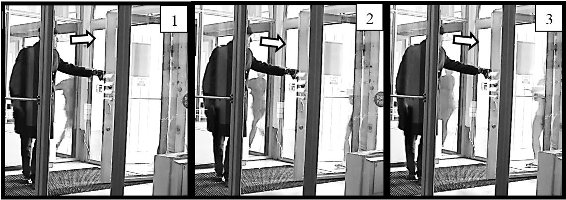 Exempel 4 En man som är på väg att passera genom vestibulen har noterat en efterföljande kvinna att hålla upp dörren för.