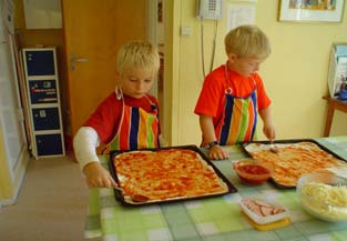 Dessutom ska särskilt framgå de åtgärder som kommunen avser vidta för att uppnå de nationella mål som satts upp för skolan.