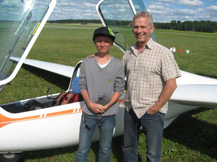 Kjell flög 842 km Den 13 juli försökte Kjell Öblom sig på en 100-milasträcka från Långtora med brytpunkter vid Rörbäcksnäs, Långtora och Lima.