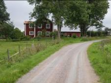 Byn har bestått av såväl skattegårdar som frälsegårdar, och fram till enskiftet låg tre av byns gårdar under Engaholms fideikommiss.
