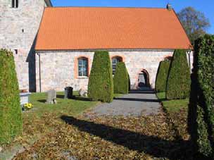 Minneslund 1994 anlades en minneslund i kyrkogårdens sydostliga hörn. Den ligger på mark som ursprungligen planerats för gravar men som aldrig tagits i bruk.