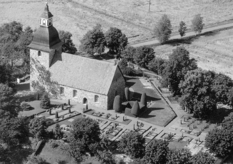 Kyrkogårdens historik Flygbild från 1950. Lika länge som det har funnits en kyrka på platsen lika länge har det förmodligen även funnits en kyrkogård.