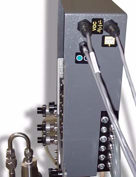 Installation Kabelanslutningar 4. Dra andra änden på fiberkabeln genom kabelavlastningen på den smarta vätskepanelen (D). FIG. 15. Dra inte kabeln i skarpa böjar och öglor.