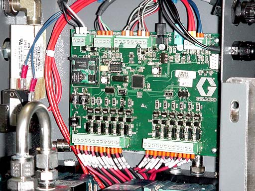 Koppla in operatörskonsolen till den smarta vätskepanelen Operatörskonsolkabeln (F) levereras inkopplad till operatörskonsolen. FIG. 17. Lossa inte kabeln om den inte måste bytas ut.