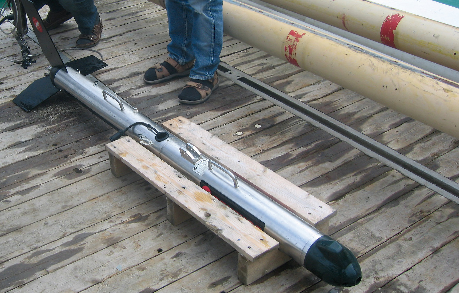 Figur 14. Vid undersökningarna har en sidoavsökande sonar använts. A side-scan sonar, used during the mapping.