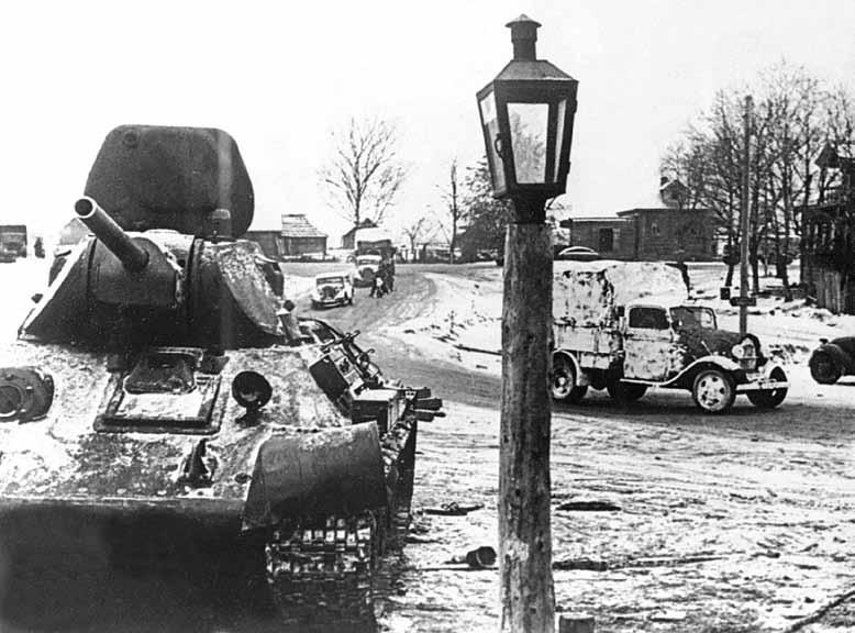 Arbetsgrupper från Riksarbetstjänsten (RAD) arbetade med att bygga ut ställningar bakom floden Tuslov. De tyska förstärkningar som anlände var svaga, till exempel 670.