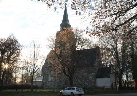 Fastigheten är belägen intill Söderala kyrka som byggdes omkring år 1150-1180 och är en av Norrlands äldsta stenkyrkor. Figur 5.