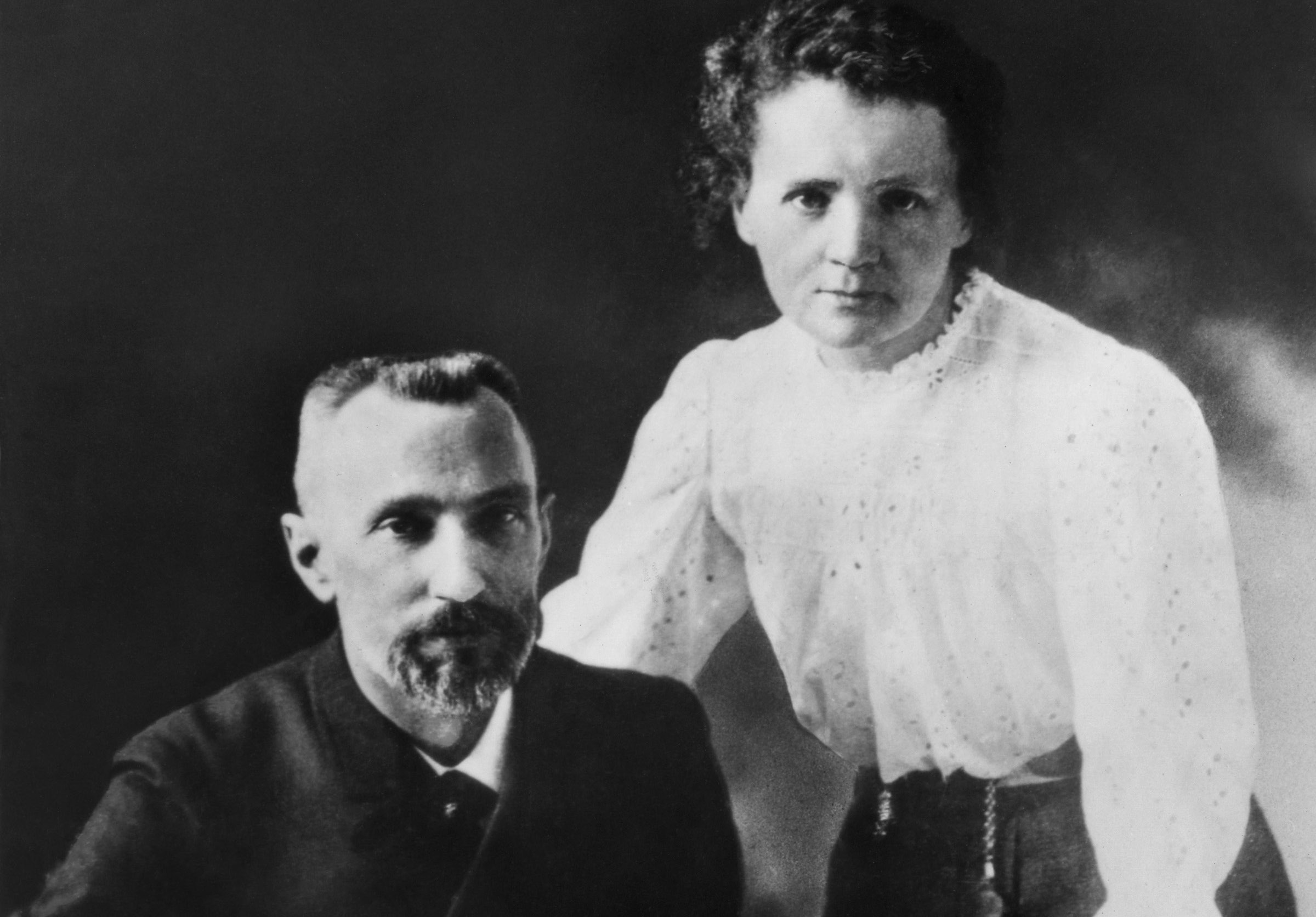 Marie Curie blev den första kvinnliga läraren vid Sorbonne efter makens död, och snart även professor.