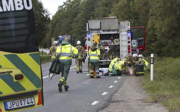 Omhändertagande av den skadade sker i samarbete mellan räddningstjänst och ambulans.