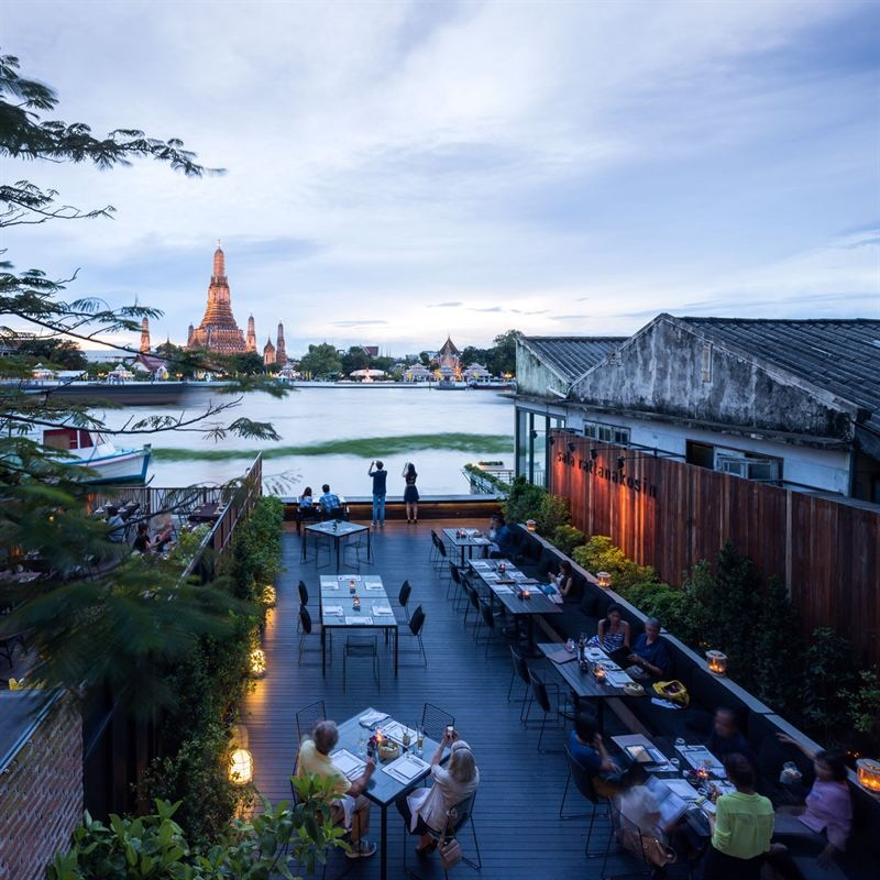 Sala Rattankosin en restaurang vid floden med takbar Sala Rattankosin har en av de mest ikoniska utsikter som finns över Bangkok.