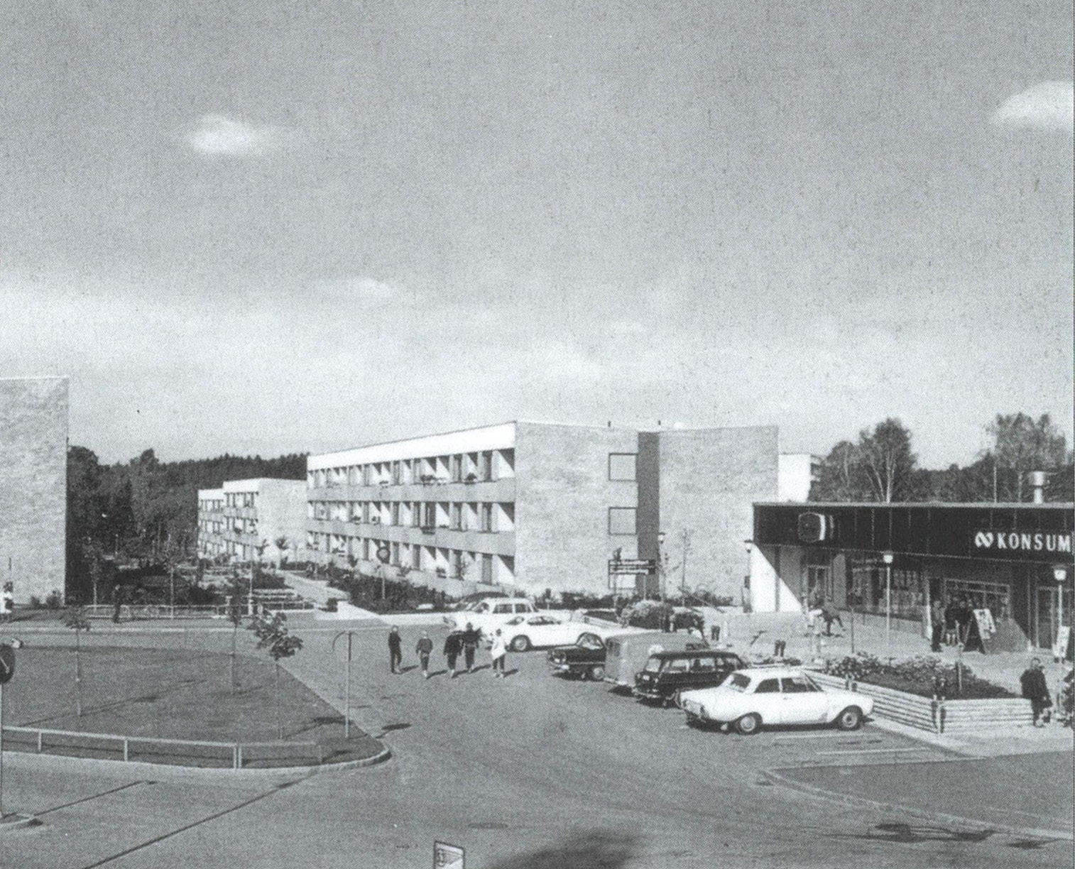 och platsen framför centrumbyggnaden. Foto från början av 1970-talet.