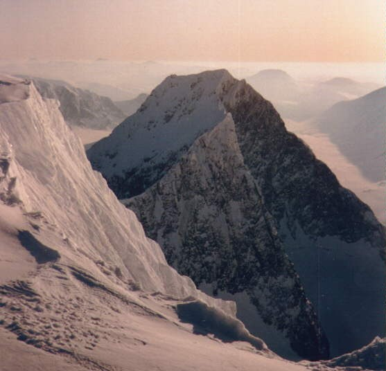 Relief in vodovje Švedska je predvsem gorata dežela. Njen najvišji vrh je Kebenkaise, ki je visok 2111m. Nižine so predvsem v južnem delu Švedske. Na primer Södermanland.