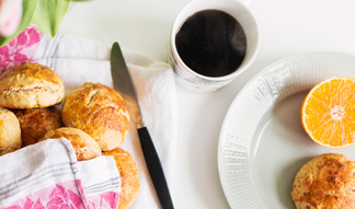 I vårt kafé kan du köpa smörgåsar, pajer, bullar, frukt och kakor med mera. Vi bakar nästan allt bröd och kaffebröd själva. Det är också vi som ordnar fika till kurser, konferenser och studiebesök.