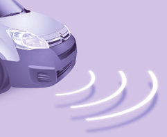 Lägga i framväxeln Som ett komplement till parkeringssensorerna bak, aktiveras de främre parkeringssensorerna när ett hinder detekteras framför bilen om bilens hastighet understiger 10 km/tim.