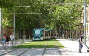 En stadsspårväg kan bli ett positivt inslag i stadsbilden. Exempel från Barcelona att skapa en trivsam stadsmiljö och vegetation har även en bullerreducerande effekt.