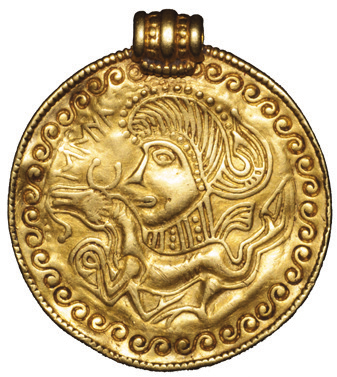 Några exempel är en guldbrakteat med runinskrift och ett plåtmynt, där alla skiljetecken i omskrifterna finns angivna. Guldbrakteat, C-typ, okänd fyndplats.
