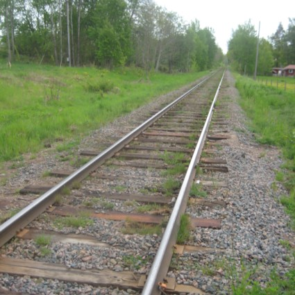 Hållplatserna till Läckö, Spiken, Sjötorp och Mariestad har utvärderats. Hållplatsen till Läckö Slott byggs om inom ramen för projektet. Trafikverket bygger själva om tågstationen i Mariestad.