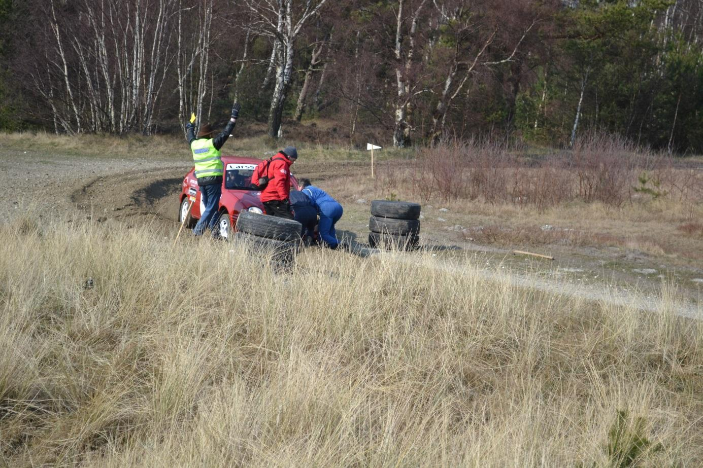 Det resulterade i att Jesper Larsson blev hängandes i spåret med sin nybyggda Toyota Corolla. Han formligen sögs fast i det lösa gruset Där stod han, mitt i spåret.
