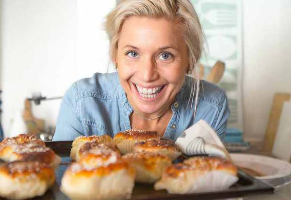 Från Sverige med kärlek. Tina Nordström är Sveriges första kvinnliga kockstjärna, tv-kock & kokboksförfattare.