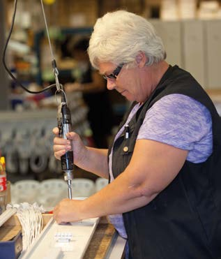 NÅGRA AV OSS PÅ FABRIKEN KONTAKTPERSONER PÅ NOKALUX Anna arbetar inom kundtjänst på fabriken i