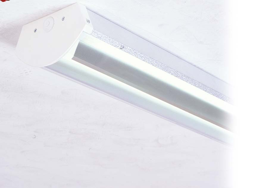 Flexibelt montage dikt tak, på väggkonsol, armaturskena eller lina. Anslutning via gavel eller i centrum. Som standard med 3-fas överkoppling 2,5 mm², ej 14 W.