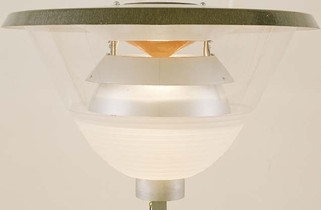 UTOMUS VG 9 / VG 10 UTOMUS VG 12 Klassisk välavbländad armatur i tidlös design i två olika storlekar. Över- och underkupa av slagtålig UVbeständig polykarbonat. Stolpfäste av gjuten aluminium.