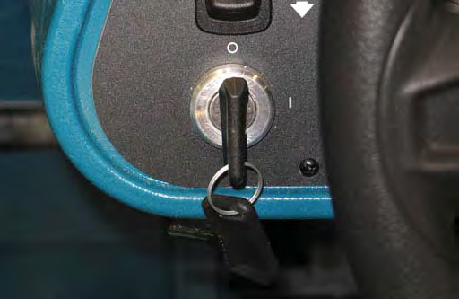 Ställ nyckelströmställaren i läge AV och ta ur nyckeln. 8. Vrid ventilen till stängt läge och sätt tillbaka tömningsslangen i vätsketankens clips.