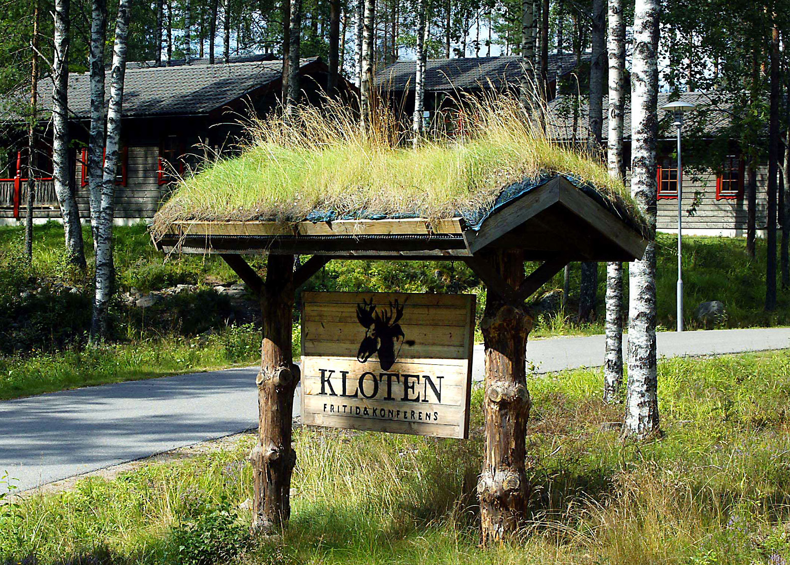 Kloten i Bergslagen nära Kopparberg. Här finns 30 moderna stugor med fullt utrustade kök inklusive mikrovågsugn, dusch, toalett, torkskåp och tv.