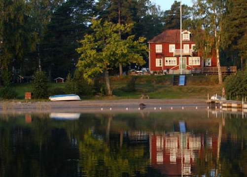 Bossholmen, kustläge nära Oskarshamn. Här har IF Metall Östra Småland tre stugor med vardera fyra bäddar och en stuga innehållande konferenslokal och övervåning med 6 bäddar.