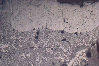 Slaggen innehåller många komponenter som är karaktäristiska för slagger från smidet. Även om den förefaller homogen i sin uppbyggnad i makroskala, visar undersökningen i mikroskop en diffus skiktning.