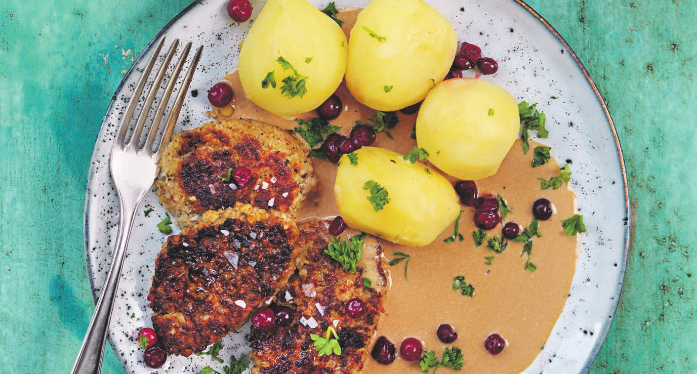 RECEPT 3 30 min 748 kcal/port Fett 24 g Kolhydrater 94 g Protein 38 g Svampbiffar med gräddsås och lingon Härliga vegetariska svampbiffar med klassiska tillbehör.