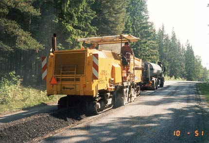 Provtagning och provning av befintligt vägmaterial innan åtgärd Enligt förprovningen utgjordes materialen (de övre 10 cm) av öppen asfaltemulsionsbetong