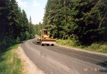 De gamla beläggningarna hade innan åtgärd omfattande beläggningsrelaterade skador, typ stripping och materialsläpp.