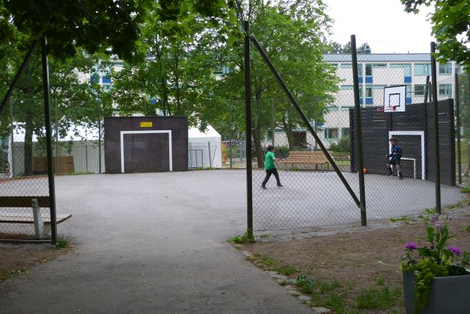 Bollplanen har fått mål målade och belysning kommer att monteras före hösten. CYKELRENSNING IGEN!