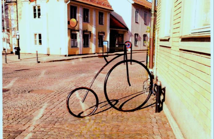 Men visst är det märkligt att det varje år är så många cyklar som tas om hand, många dessutom i mycket bra skick. Styrelsen tar tacksamt emot förslag till förbättringar av vår gård.