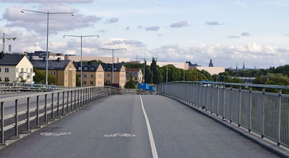 stora stråken i landskapet. De lägre byggnadskropparna i söder gör att stadens tinnar och torn syns över taknocken.