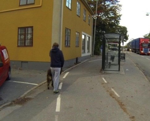 Fördröjningar uppstår på ett flertal platser på grund av dålig kontinuitet, begränsad sikt, tvära kurvor och smala sektioner där cyklister