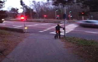 Inom området finns flera signalreglerade passager och korsningspunkter.