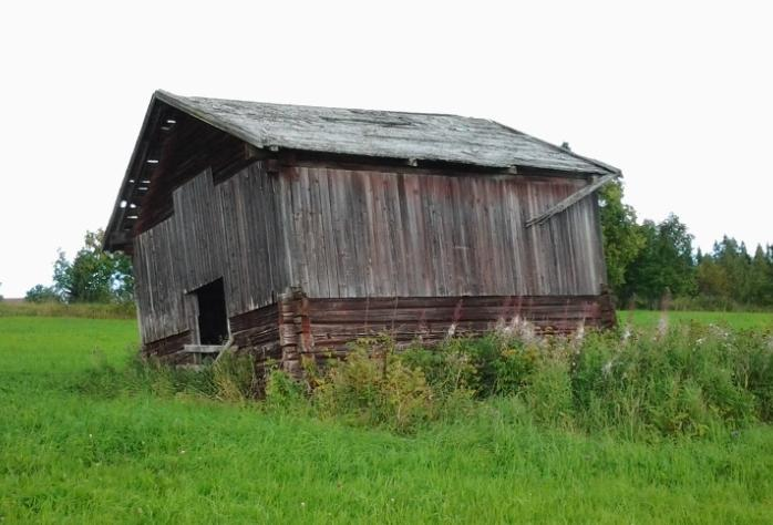 Objekt 25 Liten rundvirkeslada i fint skick med plåttak och bra hörnstenar (foto ovan t.h).