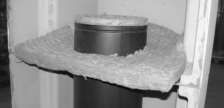 Skär ett hål i nätmattan så att skorstensmodulen kan komma igenom. I detta skede ska resterande delar av skorstenen monteras.